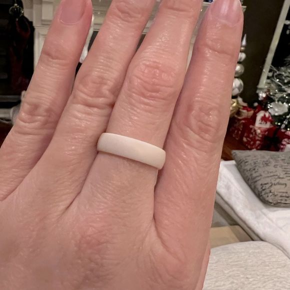 Ivory cream silicone band 8.5 - Picture 1 of 4
